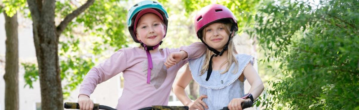 Lapset rullalautailemassa kesällä