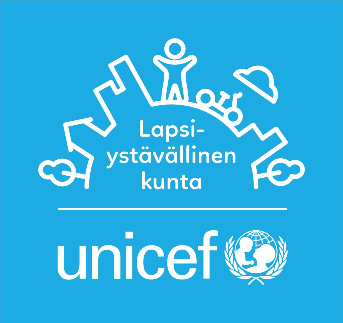 Lapsiystävällinen kunta -logo valkoisena sinisellä taustalla, pystyversio