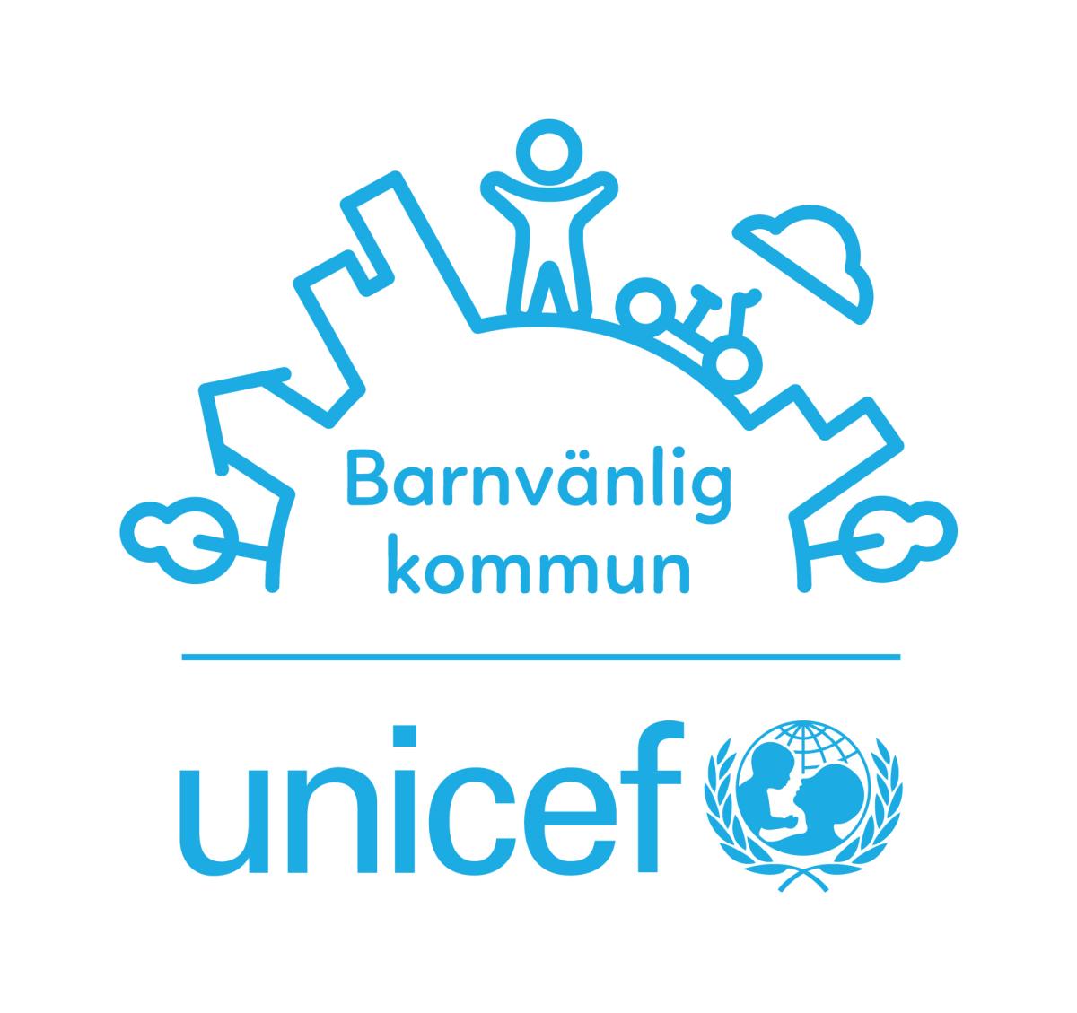 Barnvänlig kommun- cyanblå vertikal logotyp